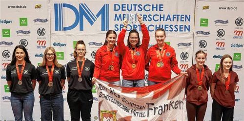Deutsche Meisterschaft: Das Team mit Brianna Grasberger (von links), Ida Webersberger (Mitte) und Johanna Bereiter errang mit dem Luftgewehr Silber.Foto Hötzelsperger