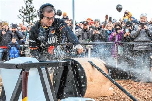 Deutschlands jüngster Timbersport-Profi Florian Hägele (26) sorgte in Übersee für spektakuläre Momente und zeigte sein Können an einer leistungsstarken Spezialsäge.