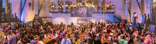 Dicht gedrängt saßen die kostümierten Gäste beim Gildeball „Welcome to New York“ in der Festhalle Aschau. Fotos NItzsche