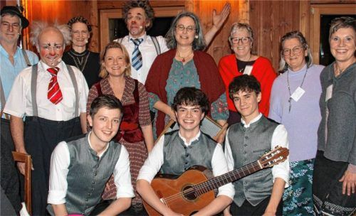 Die Akteure und rechts die drei Vertreterinnen von Donum Vitae: Elisabeth Jordan (Vorsitzende Förderverein), Karola Specht-Garnreiter (ehemalige Leiterin der Beratungsstelle undOrganisatorin des Konzerts) und Ulrike Schauberger (eine der beiden Leiterinnen der Beratungsstelle). Foto Städtler