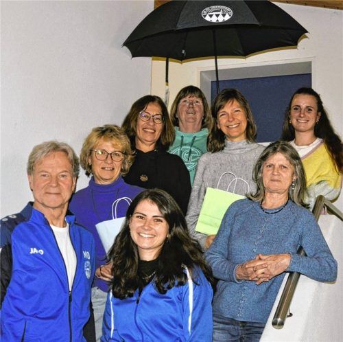 Die anwesenden Geehrten: (hinten, von links) Claudia Kellner, Rita Langenfeld, Beate Ströbel, Tanja Pflanzelt sowie (Mitte, von links) Rita Lipp und Rosmarie Heimann. Vorne stehen die Abteilungsleiter Martin Ostermaier und Christina Eberl.Foto  re