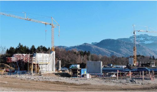 Die Arbeiten an der Autobahnbrücke bei Seehaus gehen voran. Ende des Jahres soll die Verbindung zwischen den Gemeinden Aschau im Chiemgau und Frasdorf fertig sein.Foto Peter Huber