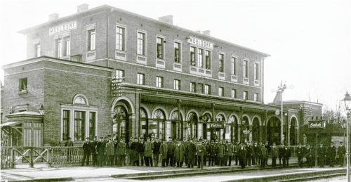 Die Aufnahme zeigt den Bahnhof Mühldorf mit Personal um das Jahr 1910. Foto Stadtarchiv