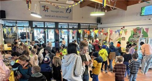 Die Aula der Inzeller Grundschule war zu einem richtigen Verkaufsraum mit vielen Ständen mit wertvollen Waren umgestaltet worden. Foto Wegscheider
