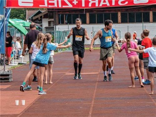 Die ausgebesserten Stellen auf der Tartanbahn am Unterwössner Sportplatz am Zollweg sprechen eine deutliche Sprache. Vielleicht bringt das Programm der „Sportmilliarde“ da Besserung. Wahrscheinlich ist das nicht.Foto  Flug