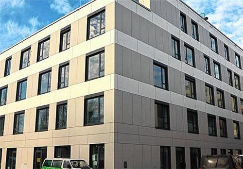 Die Außenansicht der Kinderklinik: Das Traunsteiner Krankenhaus wird im laufenden Betrieb umgebaut. Bald soll die Kinderklinik eröffnet werden. Fotos KSOB