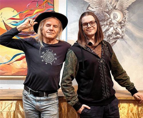 Die beiden Protagonisten der Ausstellung: Georg Huber (links) und sein Sohn Jeremias. Foto  Stache