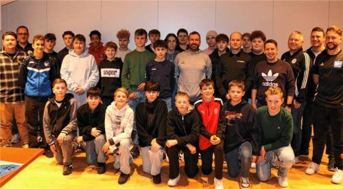 Die beiden Schiedsrichter-Lehrwarte Christian Babjar und Tobias Lehner sowie Kreisobmann Martin Bruckmayer (von rechts) und der fürs Patenwesen zuständige Robert Mußner (hinten, Zweiter von links) mit den neuen Schiedsrichtern der Gruppe Inn.Foto Kamhuber