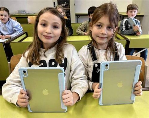 Die beiden Schülerinnen der Inzeller Grundschule freuen sich über die neuen Tablets. Foto wet