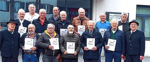 Die beiden Vorsitzenden Hans Unterauer (vorne links) und Sepp Mörtl (vorne rechts) ehrten (hinten, von links) Hans Gmeindl, Sepp Mayer, Albert Unterstar, Hans Mitterer, Gerhard Hudelist, Anton Mittermaier, Sepp Tell und Michael Köhldorfner sowie (vorne, von links) Andreas Gerhartsreiter, Anton Unterstar, Siegfried Hudelist, Stefan Huber und Arnold Böhm. Foto unterforsthuber