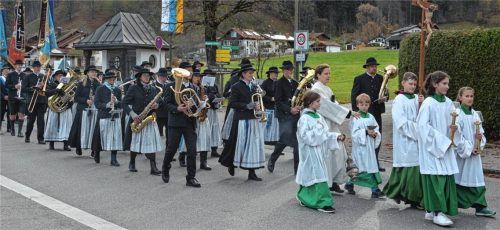 Die Blaskapelle Staudach-Egerndach spielte etwa beim Volkstrauertag in der Gemeinde auf. Nun suchen die Musikereinen neuen Dirigenten. Foto Eder
