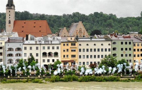 Die Böllerschützen des Schützengaus an der Innzeile. Foto Ludwig Bürger