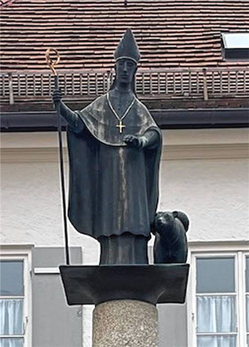 Die bronzene Korbinianskulptur mit Bären auf dem Vorplatz der Aschauer Pfarrkirche. Fotos Kirchner