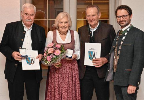 Die Bürgermedaille verlieh Bürgermeister Johannes Zistl (rechts) an (von links) Martin Faltlhauser sowie Annemarie und Balthasar Biechl. Fotos Meixner