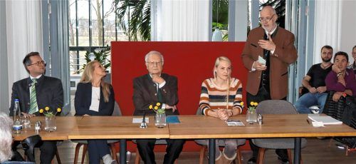 Die Bürgermeisterkandidaten (von links) Stephan Schlier, Kirsten Hieble-Fritz sowie (von rechts) Florian Weber und Silvia Groß stellten sich den Fragen von Bad Aiblings Bürgern. Die Podiumsdiskussion moderierte Altbürgermeister Dr. Werner Keitz (Mitte). Foto Strim