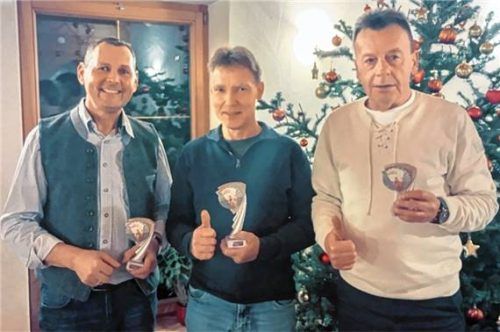 Die Ehrung der Clubmeister: (von links) Kay Treffke, Jörg Schüller und Günther Herrmann.Foto  re