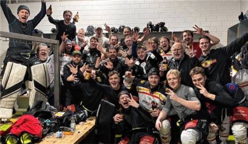 Die Eishockeyspieler vom EHC Bad Aibling bejubeln den Sprung auf den zweiten Tabellenplatz.Foto Hadersbeck