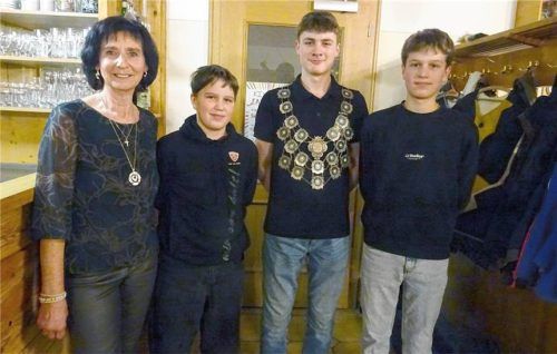 Die erfolgreiche Jugendklasse mit Julian Pfeiffer, Andreas Tiefenbeck, Luis Pfeiffer mit Schützenmeisterin Anna Maier.Foto  Tiefenbeck