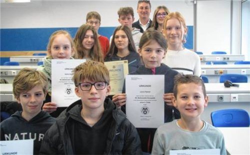 Die erfolgreichen Teilnehmer an den Mathe-Wettbewerben mit stellvertretendem Schulleiter Philipp Wölfl.Foto  re