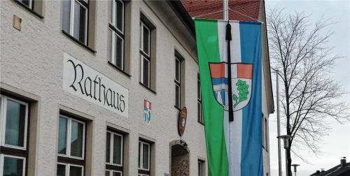 Die Fahne am Rathaus in Emmerting auf Halbmast, bestückt mit einem Trauerflor.Foto Hampel