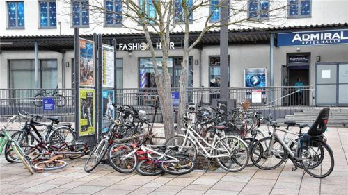 Die Fahrräder, die kreuz und quer am Bahnhofsvorplatz in Rosenheim abgestellt werden, sorgen für Ärger. Foto  Schlecker