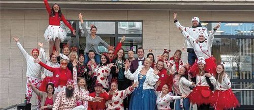 Die Faschingsgesellschaft Waldburgia inklusive Prinzenpaar war am unsinnigen Donnerstag zu Gast bei den Waldkraiburger Nachrichten.Fotos  Rudolf