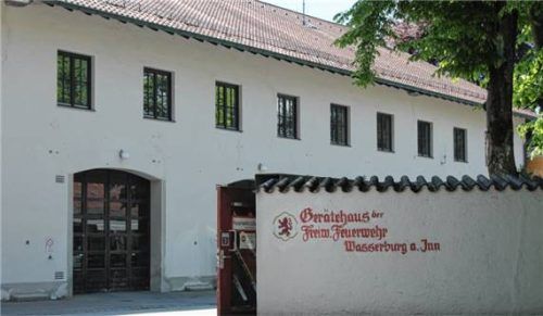 Die Fassade des alten Feuerwehrhauses ist weiß, das neue Gebäude soll in „Wasserburger Rot“ erstrahlen.