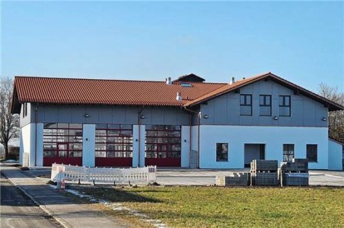 Die Feuerwehr Ampfing lädt zum Blick hinter die Kulissen in den neuen Anbau.Foto  Stettner