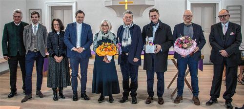 Die Förderer zusammen mit dem unermüdlichen „Antreiber“ Dr. Richard Graupner (Vierter von links). Foto Stache