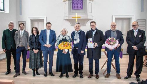 Die Förderer zusammen mit dem unermüdlichen „Antreiber“ Dr. Richard Graupner (Vierter von links). Foto Stache