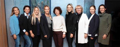 Die Frauen aus Vorstand, Wirtschaftsbeirat und Geschäftsführung: (von links) Julia Gillesberger, Susanne Adlmaier, Nadja Düvelmeyer, Uschi Bernegger-Schneider, Margarete Kaltheis, Annette Resch, Irmi Bauer, Bernadette Baur und Andrea März. Foto  Berger