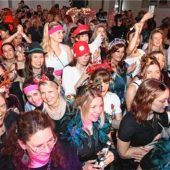 Buntes Treiben beim Weiberfasching