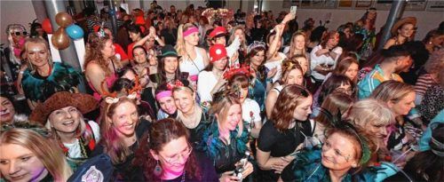 Die Frauen feierten ausgelassen im Haberkasten. Fotos  Stuffer