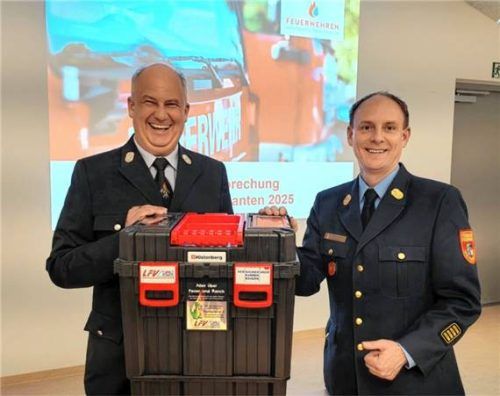 Die Freude beim Fachbereichsleiter Stefan Randlinger (links) und dem Kreisbrandrat Christof Grundner (rechts) ist groß. Von der Versicherungskammer Bayern wurde für die heimischen Feuerwehren ein Brandschutzerziehungskoffer zur Verfügung gestellt, der nun in Schulen und Kindergärten zum Einsatz kommen soll. Foto hobmaier