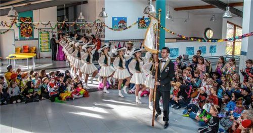 Die Garde marschiert in die Schönauer Schule ein.Foto  Stache