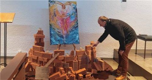 Die „Gebetsmauer“ ist wieder in der Kirche St. Peter und Paul aufgebaut worden.