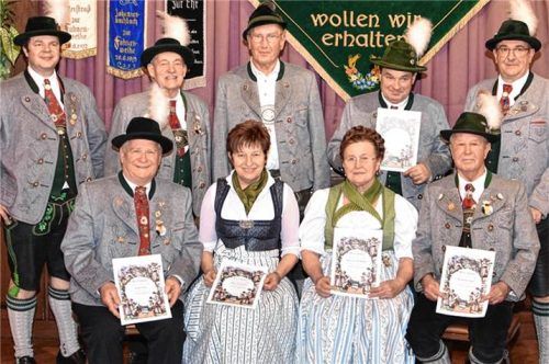 Die Geehrten für „60 Jahre Mitgliedschaft“: (von links, vorne) Altbürgermeister Sepp Eder, Inge Hofstetter, Theresia Hellbauer, Heinrich Zagler sowie (von links, hinten) Ehrenmitglied Hans Steinhöfer, Sepp Rauscher, Anton Wimmer – eingerahmt von den Vorsitzenden Georg Englsperger (rechts) und Martin Steinhöfer (links).Foto Wagner