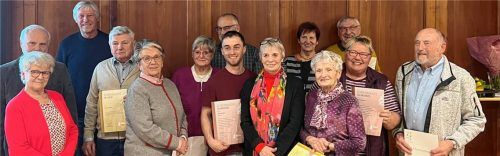 Die geehrten Mitglieder mit der scheidenden Vorsitzenden Rita Himpsl (links), dem Kreisvorsitzenden Clemens Jobst (dahinter) und Tögings Dritter Bürgermeister Werner Noske (Dritter von links).