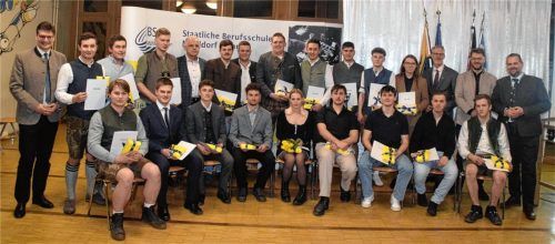 Die geehrten Staatspreisträger mit Landrat Maximilian Heimerl (links), dem stellvertretenden Kreishandwerksmeister Anton Hudlberger (Fünfter von links) sowie (stehend von rechts) MdL Sascha Schnürer, Bürgermeister Michael Hetzl und Schulleiter Thorsten Kögler. Foto wagner