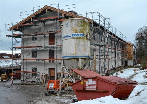 Die Gemeinde Bergen investiert in den Mietwohnbau und saniert das Gelbhaus. Voraussichtlich ist dieses Ende des Jahres bezugsreif. Foto Tamara Eder