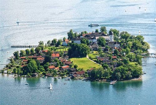 Die Gemeinde Chiemsee verzeichnet für 2025 deutlich höhere Gewerbesteuereinnahmen als erwartet und kann Rücklagen ausbauen. Foto Archiv Berger