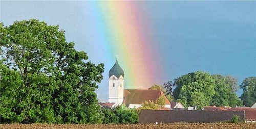 Die Gemeinde Ramerberg, hier mit Blick auf die katholische Kirche St. Leonhard, zählt mittlerweile über 1.400 Einwohner.