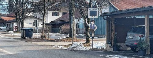 Die Geschwindigkeitsmesstafel in Frasdorf, Höhe Kindergarten. Foto Kirchner
