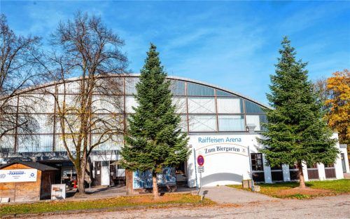 Die Halle, einst überbaut, machte Waldkraiburg in den 1970er-Jahren neben Landshut und Rosenheim zum Eissport-Mekka. Schnell entwickelte sich die Anlage zum Zentrum für Eislauf, Eishockey und Eisstockschießen.Foto  Rudolf Mayer