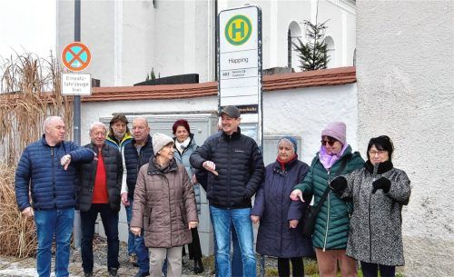 Die Haltestelle an der Dorfmitte in Happing ist vielen Anwohnern schon seit Jahren ein Dorn im Auge. Jetzt gab es eine überraschende Wende. Foto Peter Schlecker