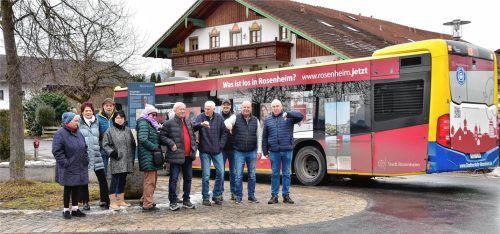 Die Happinger Bürger sind sauer: Sie stören sich daran, dass die Bushaltestelle am Dorfplatz zurück ist. Foto Schlecker