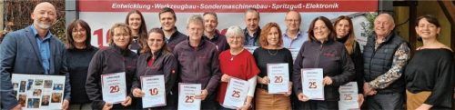 Die Jubilare bei der Firma Spritzguß Müller: (von links vorne) Geschäftsführer Michael Müller (25), Irmi Müller, Irina Klassen (20), Filomena Pupino-Camposeo (10), Franz Dasch (25), Fini Klein (25), Claudia Leuchtenberger (20), Vita Greco (25), Valentina Weber (25), Josef Müller, Pina Müller sowie (von links, hinten) Daniela Schwabl (10), Michael Mottinger (20), Christian Fuchs (30), Michael Brandlhuber (25), Anton Bauer (25).