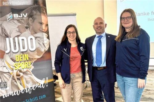 Die Jugendleiterinnen Hannah Kitzberger (rechts) und Franziska Schaubmar mit Bezirksvorsitzendem Denis Weisser. Foto Denis Weisser