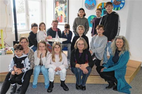 Die junge Künstlerschaft und das „Dozenten-Quartett“ (vorne, von links) Ines Kaminsky, Anette Doberstein, Andrea Wimmer und Niklas Richter (hinten). Fotos Baumann