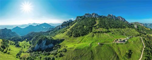 Die Kampenwand – Blickfang und Besuchermagnet der Chiemgauer Alpen. Foto imago